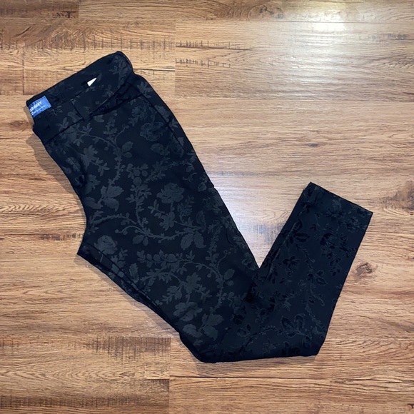 Old Navy Pants - Old navy pixie mid rise
